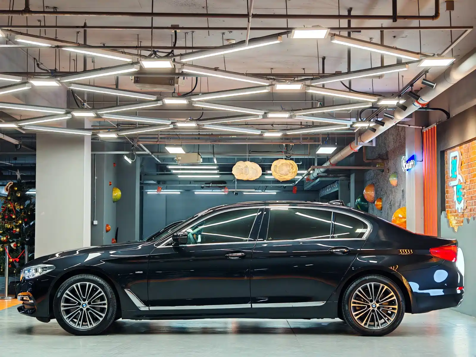 Photo 5 - BMW 5 Series