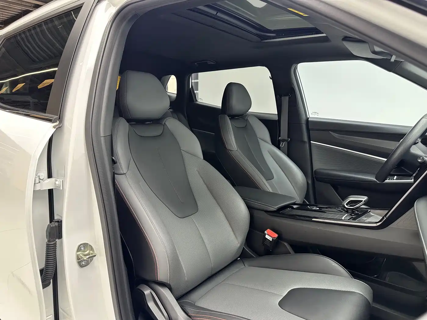 Photo 17 - Geely Atlas