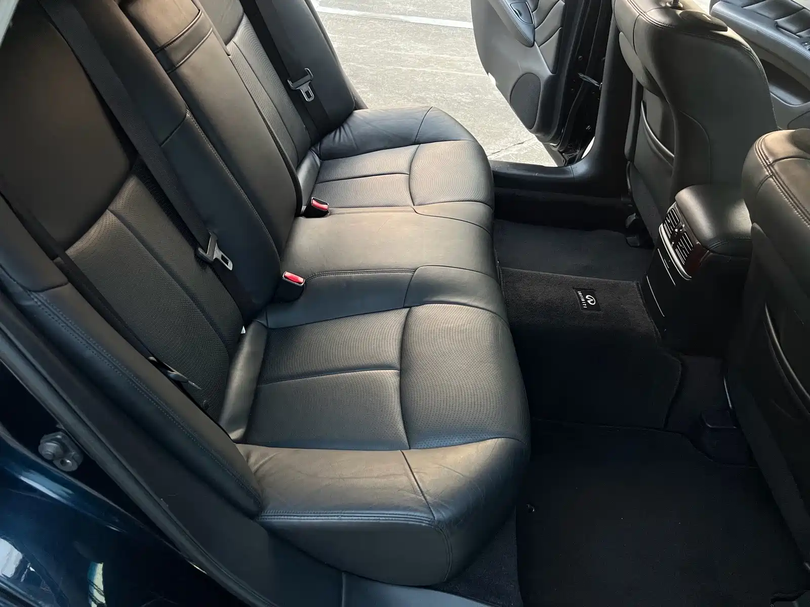 Photo 12 - Infiniti Q70
