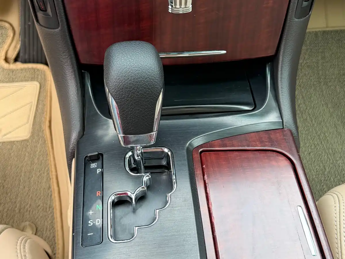 Toyota Crown 2010 3.0L Royal Saloon фото 25