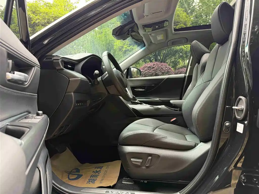 Toyota Venza 2023 2.0L CVT FWD Luxury фото 4