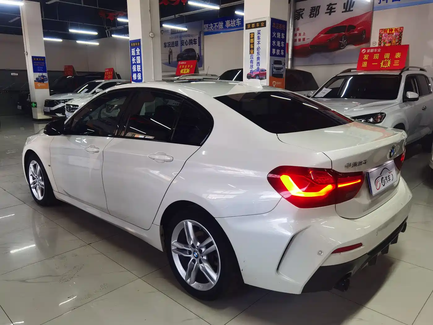 BMW 1 Series 2023 120i M Sport Shadow Edition фото 5