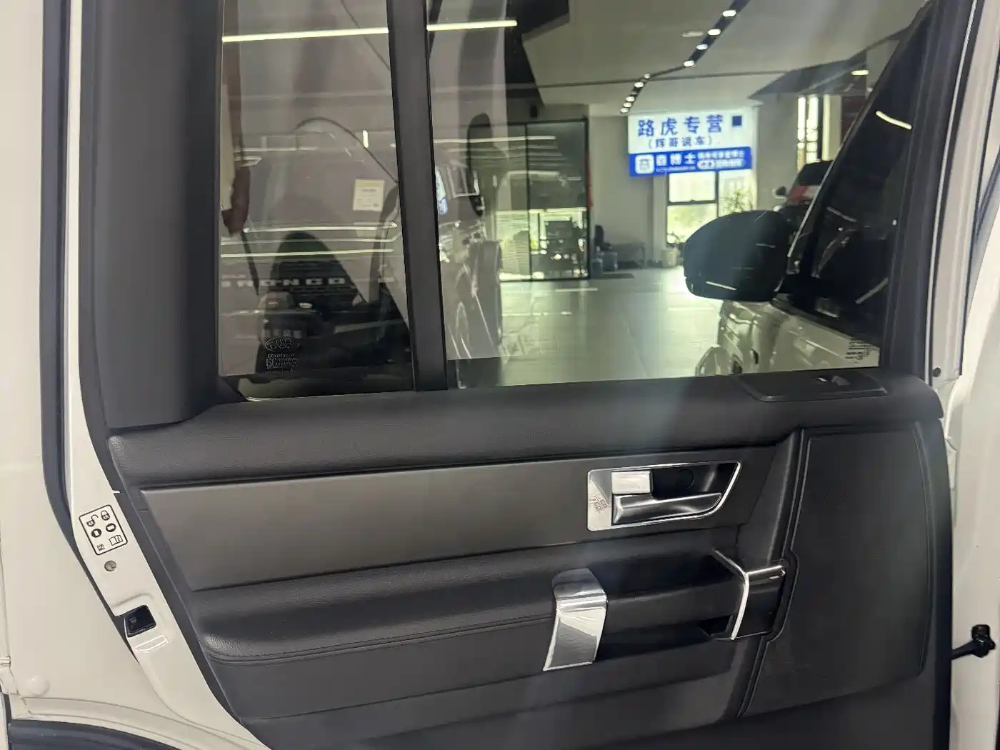Land Rover Discovery 2015 3.0 SC V6 HSE фото 15