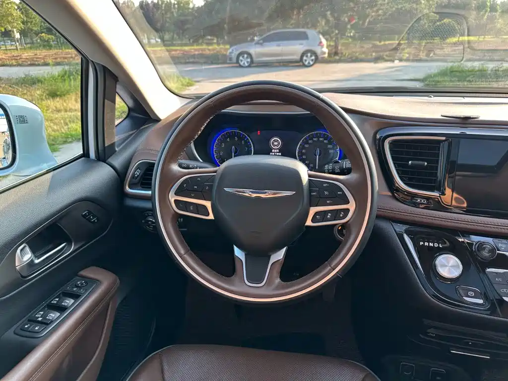 Chrysler Grand Voyager (Import) 2019 2017 3.6L Premium Edition