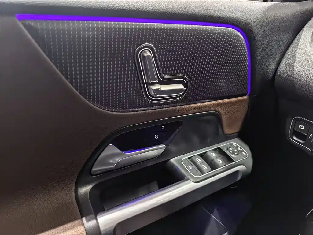 MERCEDES-BENZ GLB
