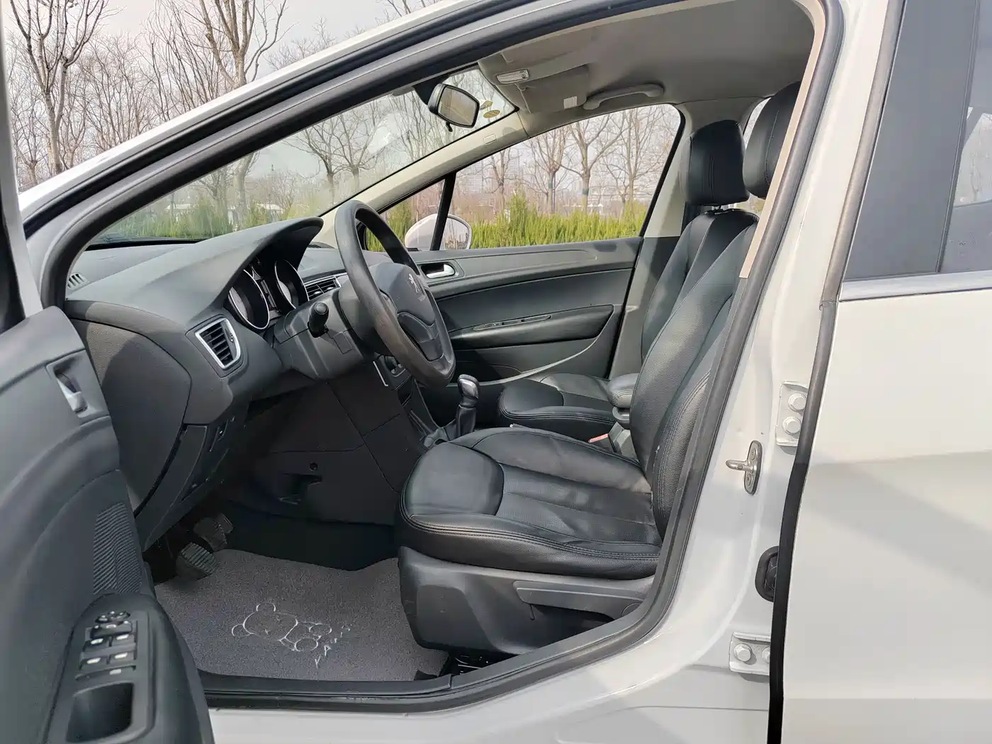 Peugeot 308 2014 Model Joy Edition Classic 1.6L Manual Superior Style фото 7