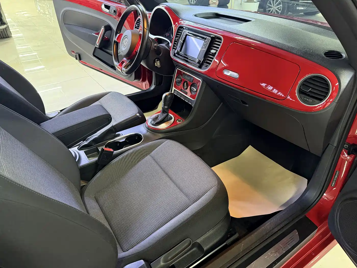 Volkswagen Beetle 2016 Model 180TSI Club Edition фото 14
