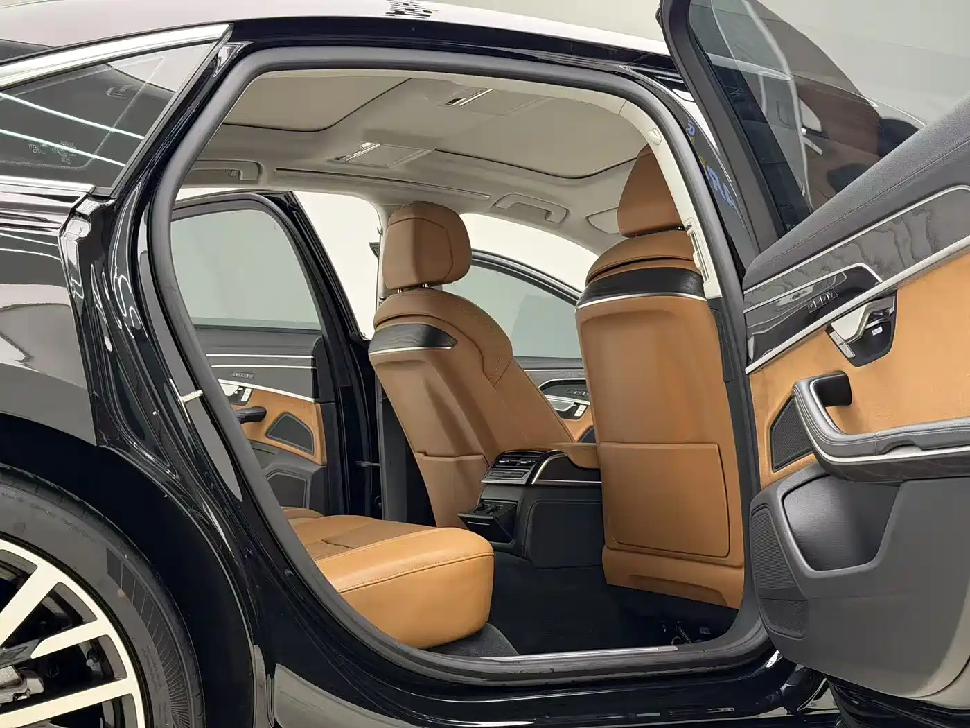 Audi A8 2023 A8L 50 TFSI quattro Exclusive фото 32