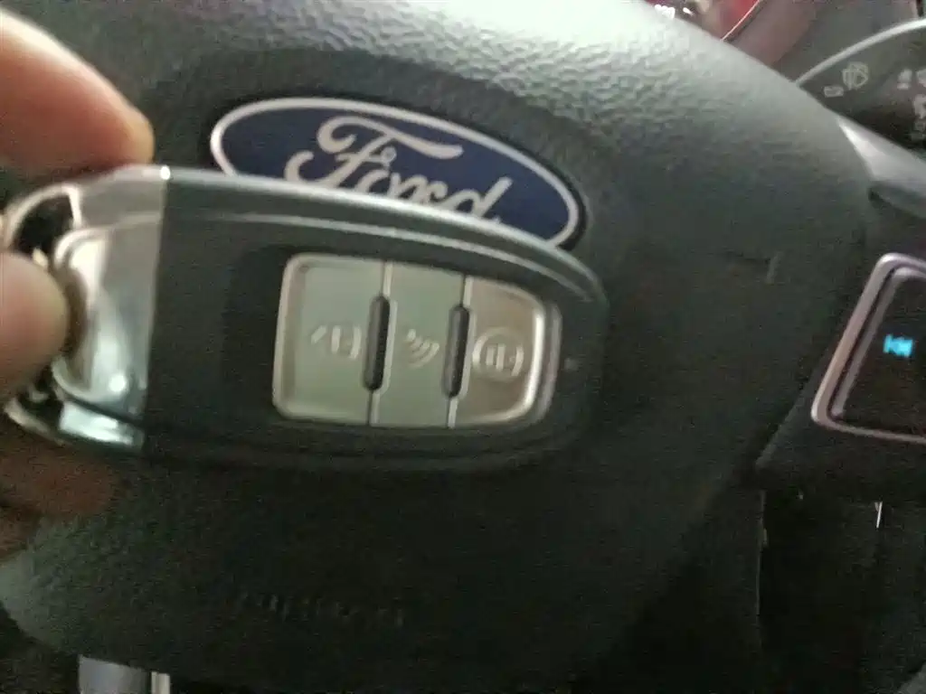 Фото 12 - Ford Focus