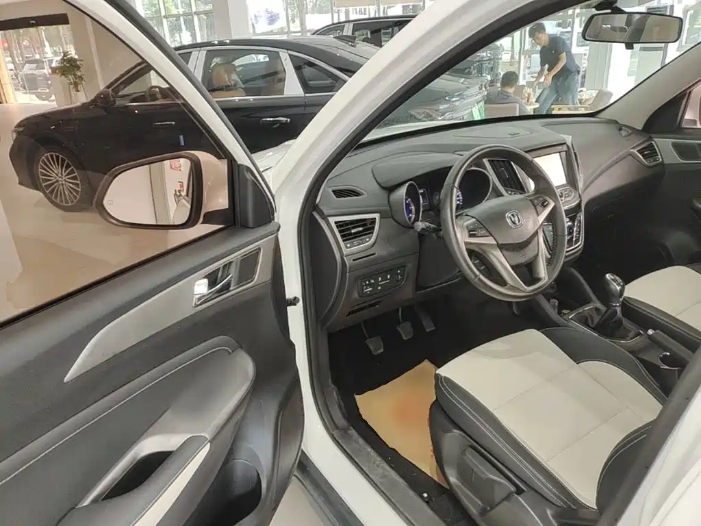 Фото 16 - Changan CS35