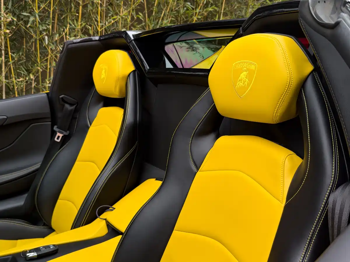 LAMBORGHINI AVENTADOR