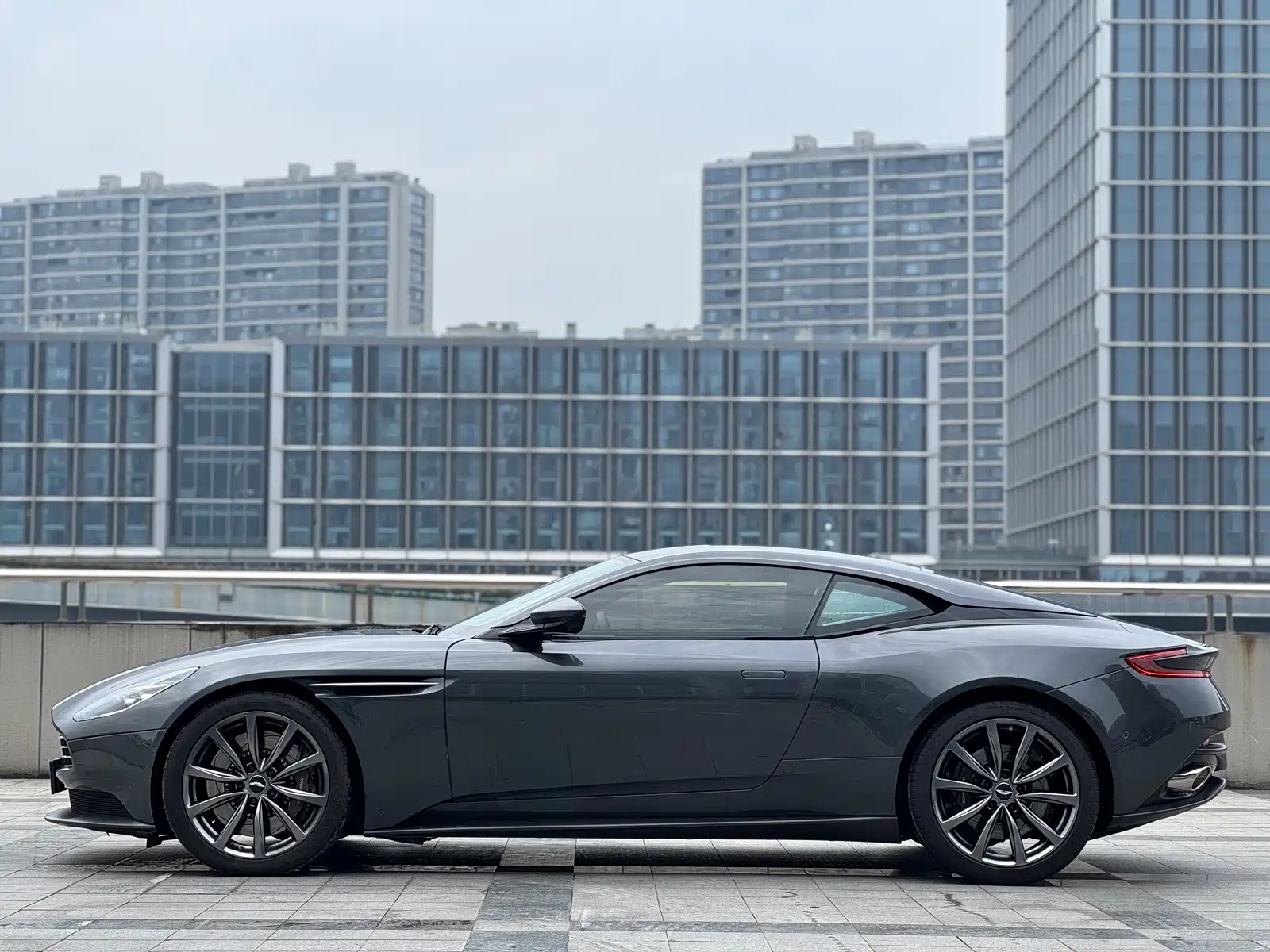 Фото 17 - Aston Martin DB11