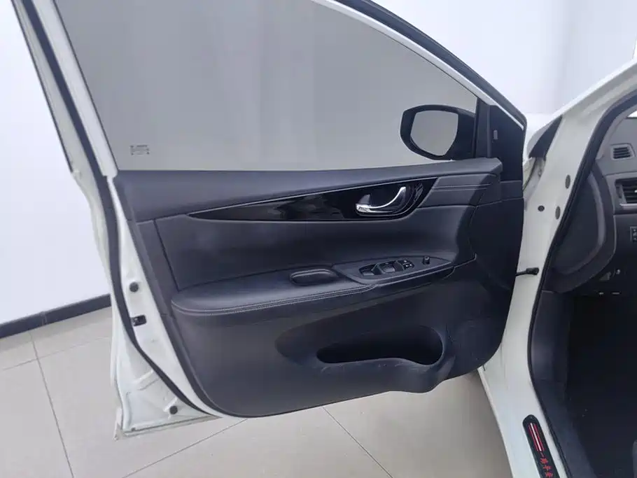 Фото 7 - Nissan Tiida
