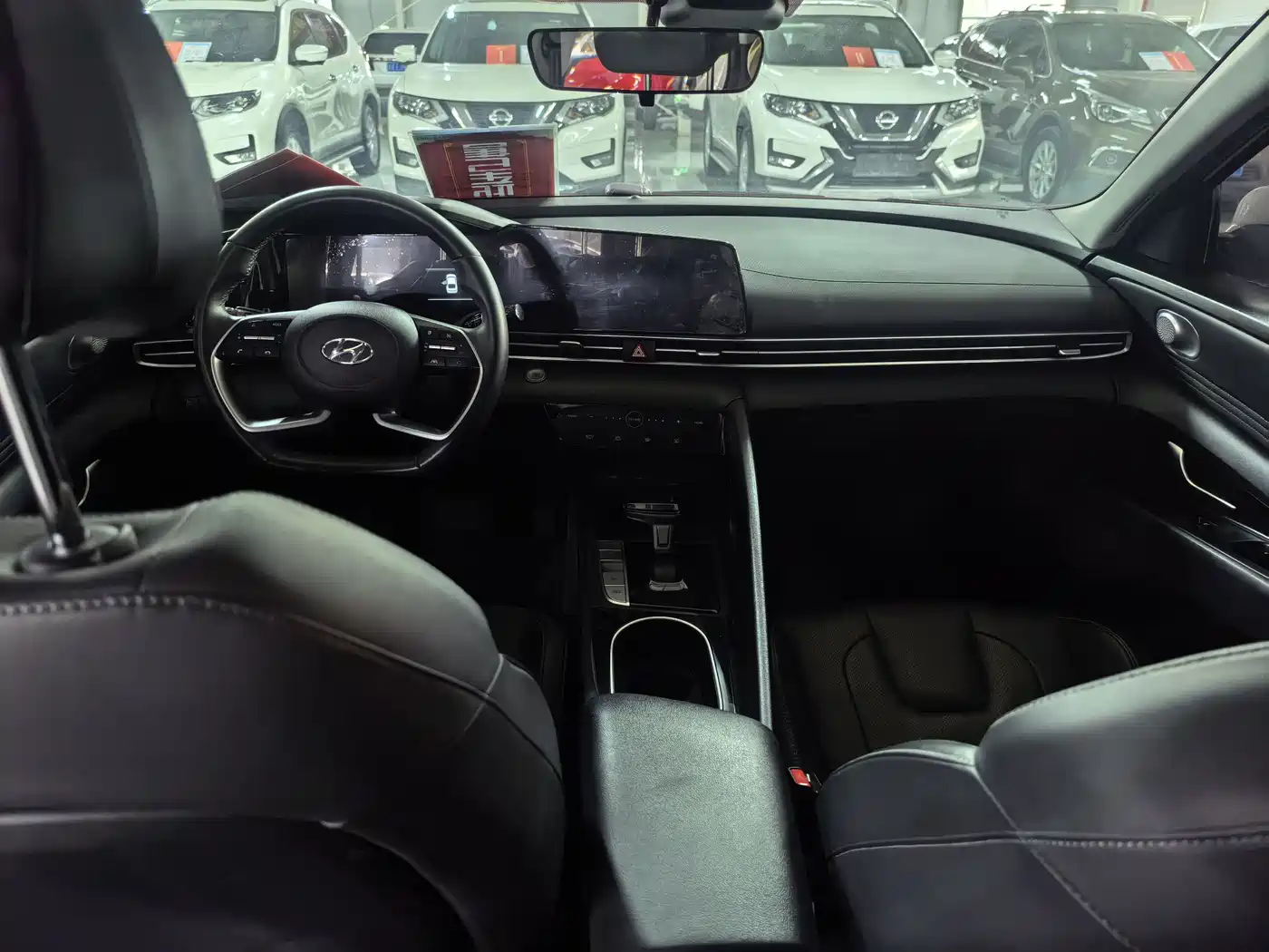 Hyundai Elantra 2022 1.5L CVT LUX Premium Edition фото 6