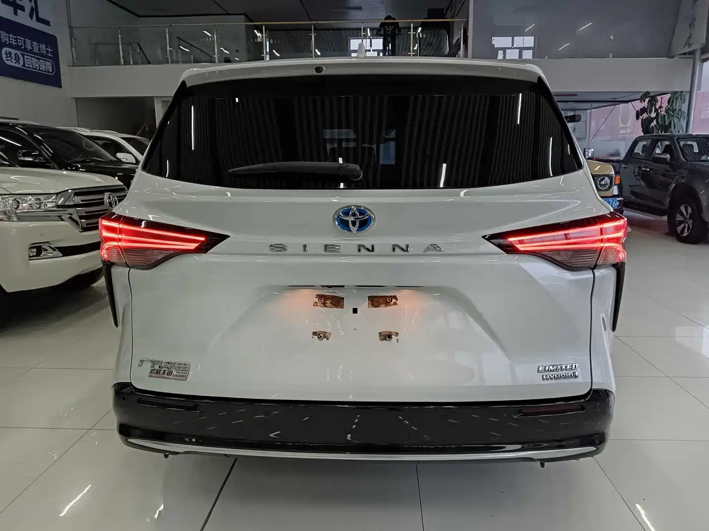 Toyota Sienna 2023 2.5L Hybrid Premium Edition фото 5