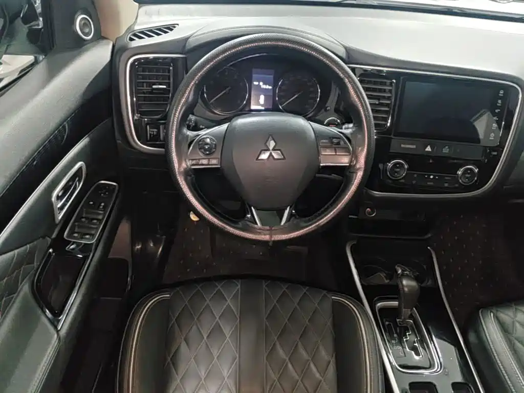 صورة 11 - Mitsubishi Outlander