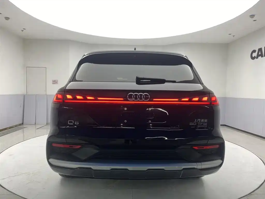 AUDI Q6