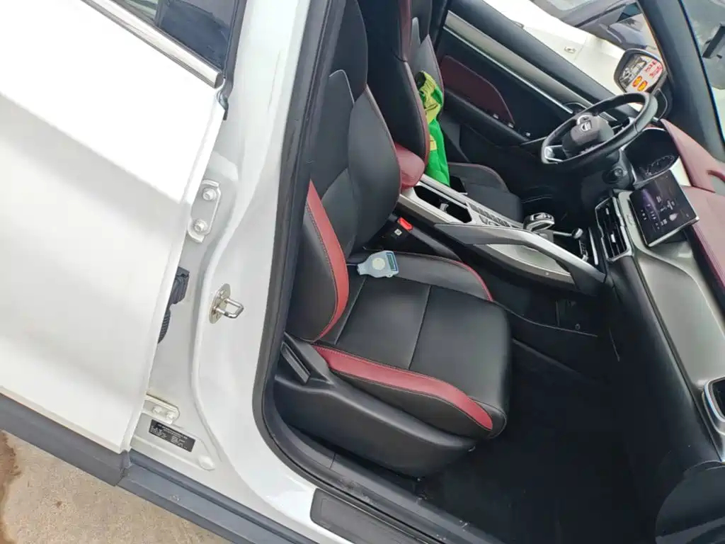 Фото 25 - Geely Coolray