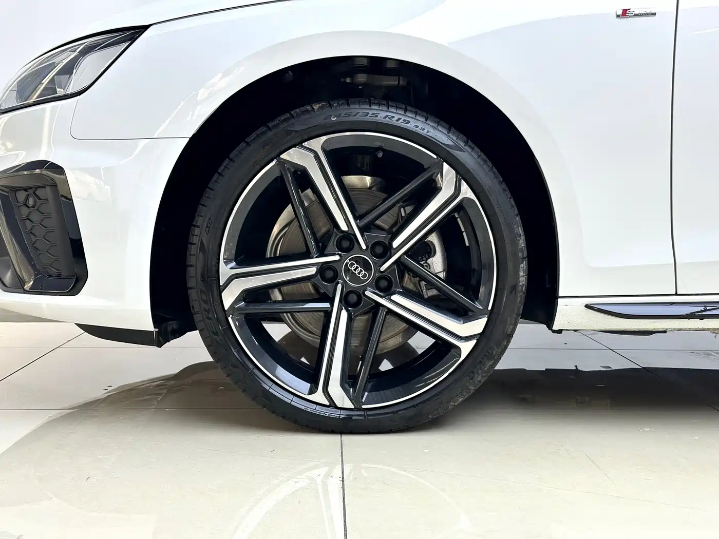 Audi A4L 2025 2 Million Celebration Edition 40 TFSI Luxury Dynamic фото 20