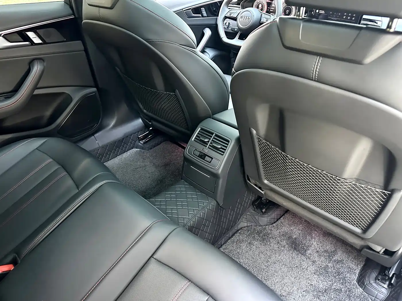 Audi A4L 2025 2 Million Celebration Edition 40 TFSI Luxury Dynamic фото 11