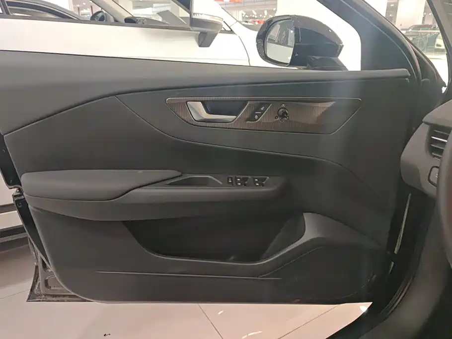 Hongqi E-QM5 2026 2025 610km PLUS