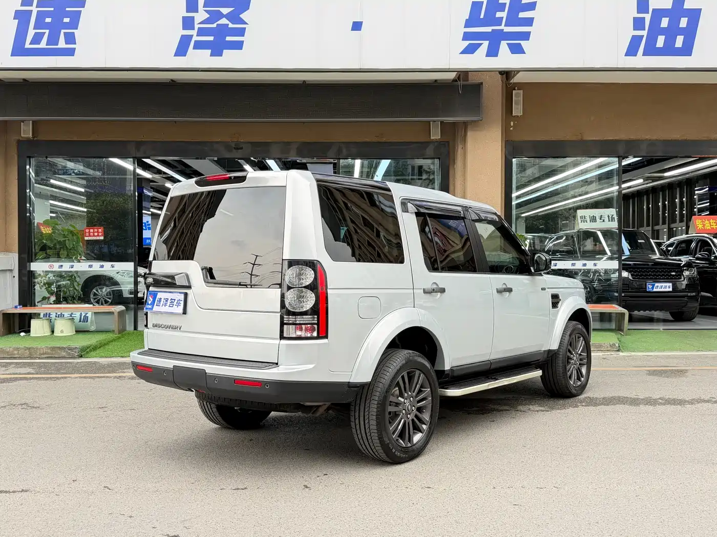 Land Rover Discovery 2016 3.0 SC V6 SE фото 12