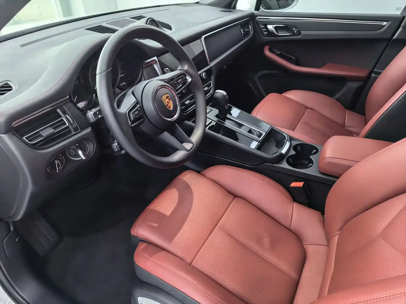 PORSCHE MACAN