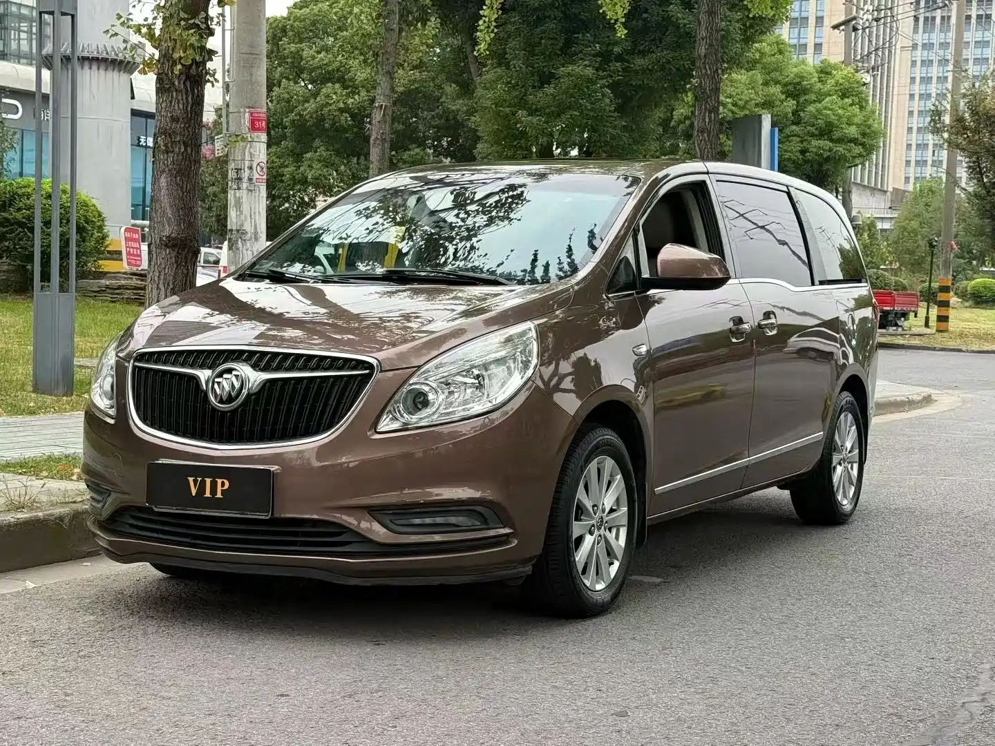 Photo 1 - Buick GL8
