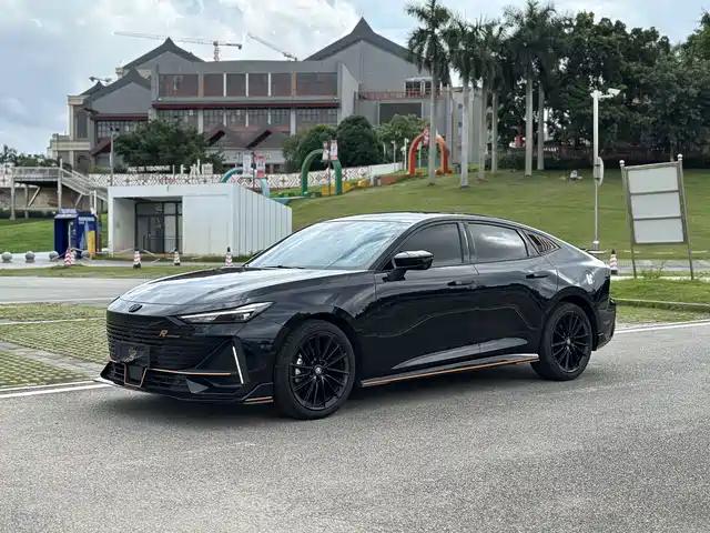 Changan UNI-V 2022 1.5T Sport Edition — фото 1