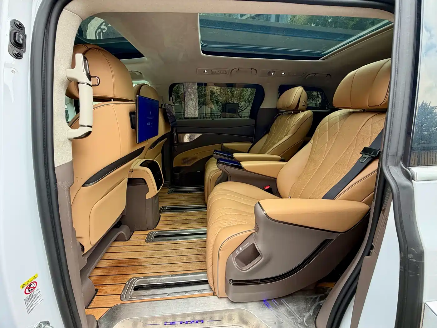 Denza D9 2023 2022 DM-i 970 AWD Flagship