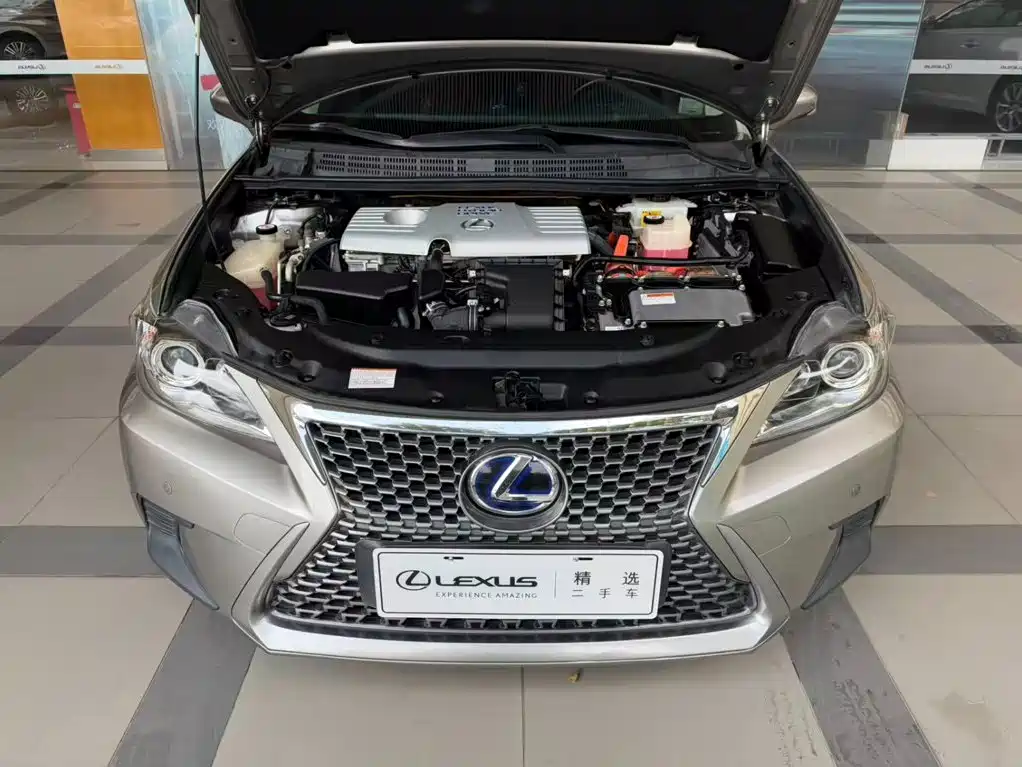 Фото 9 - Lexus CT