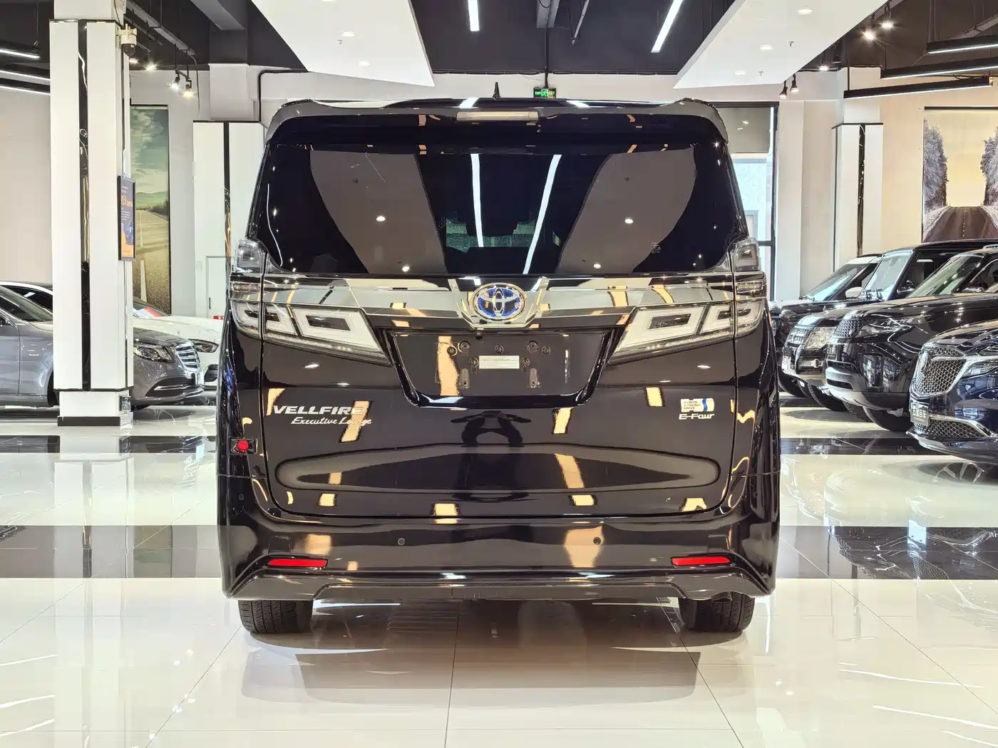 Toyota Vellfire 2020 Twin Engine 2.5L HV Premium Edition фото 8