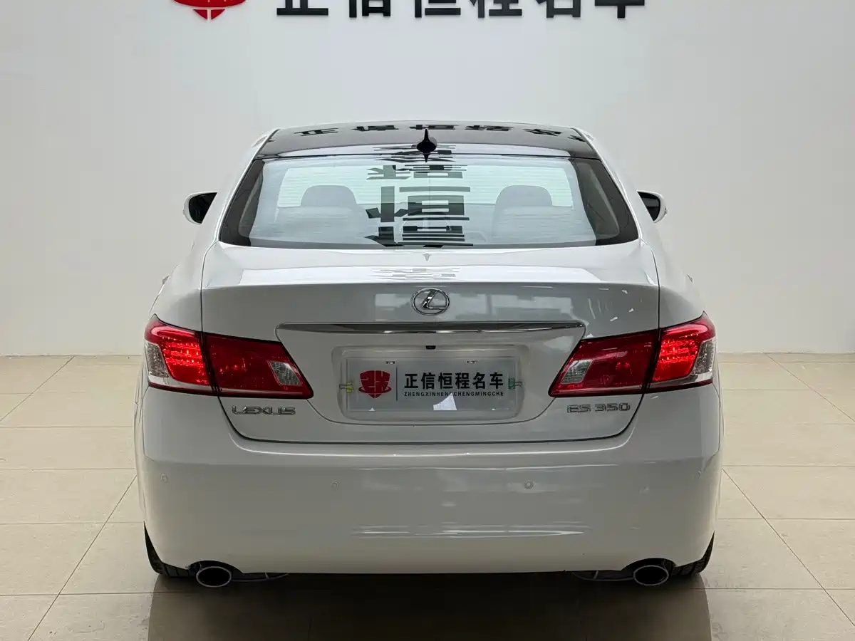 Фото 35 - Lexus ES