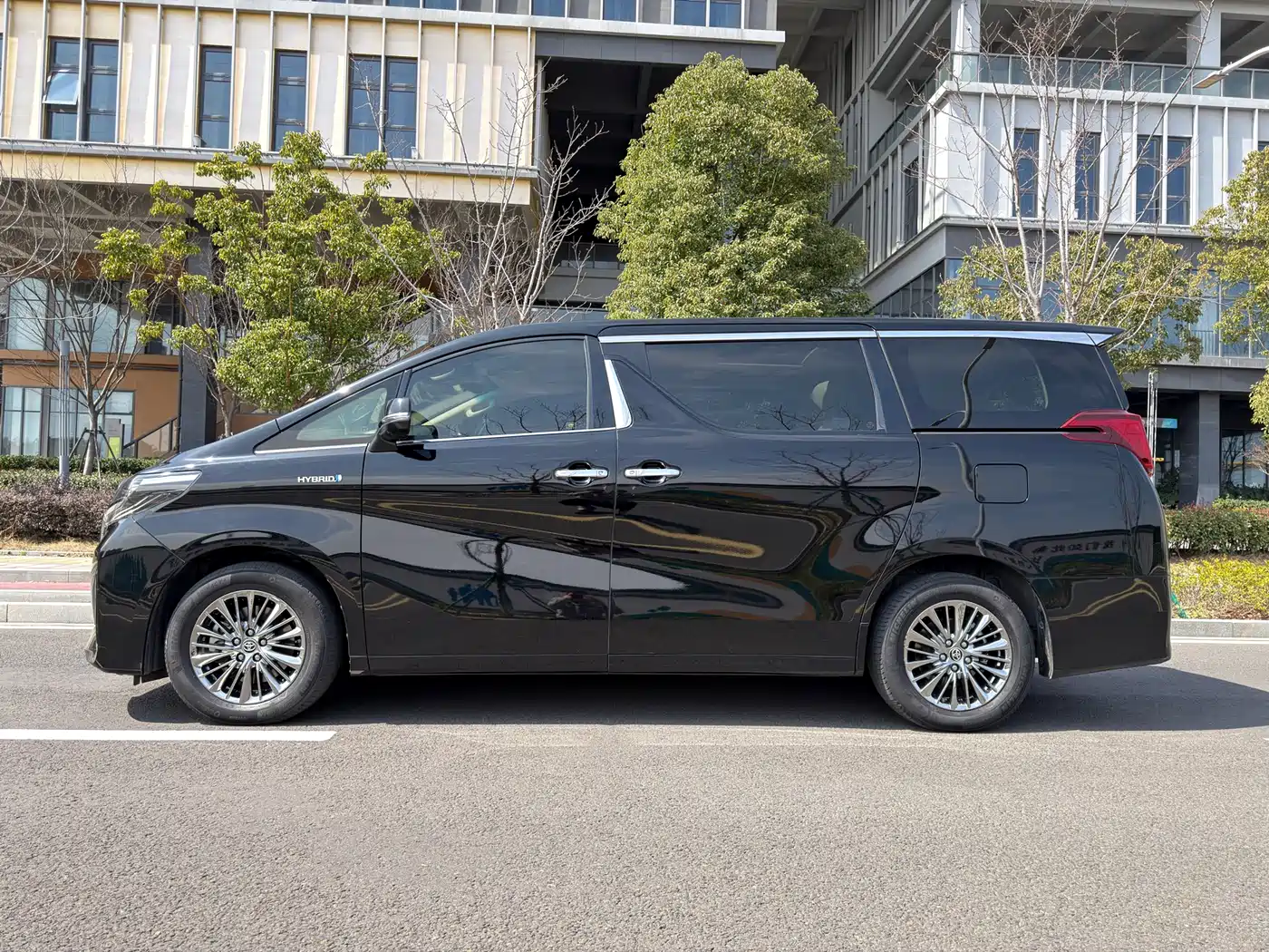 Toyota Alphard 2020 Hybrid 2.5L Premium Edition фото 12