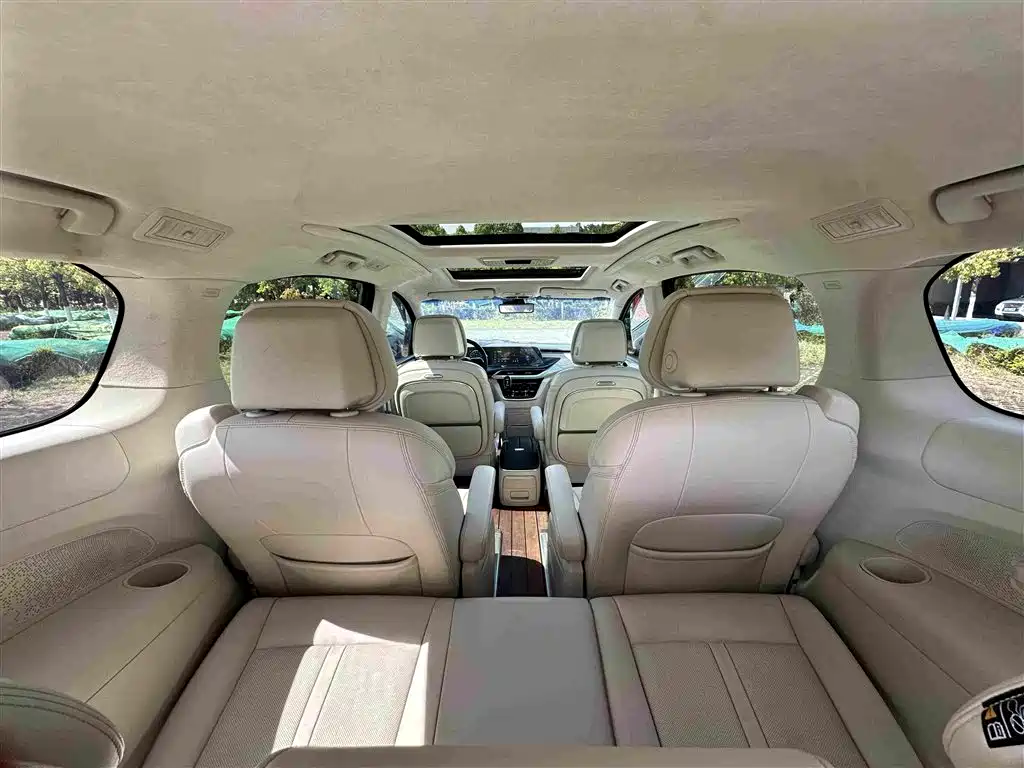 Photo 10 - Buick GL8