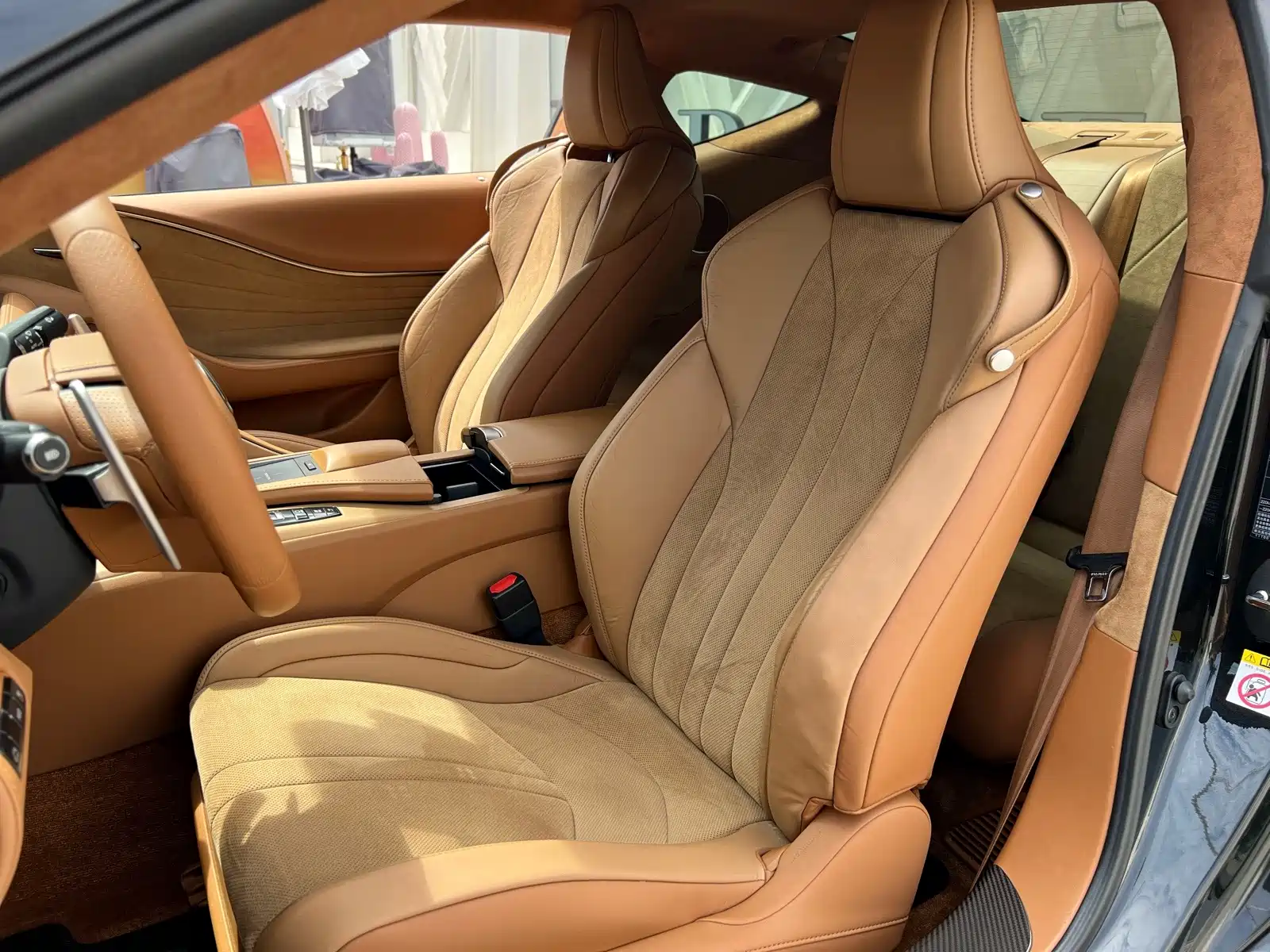 Фото 22 - Lexus LC