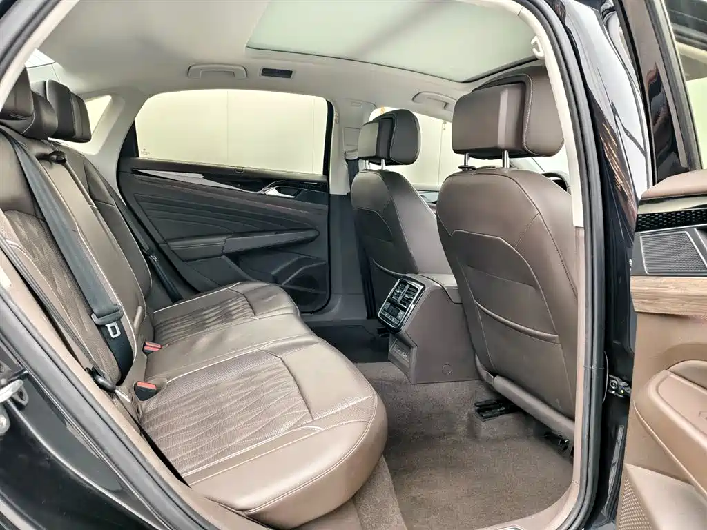 Volkswagen Passat 2020 330TSI Luxury Edition China VI фото 12