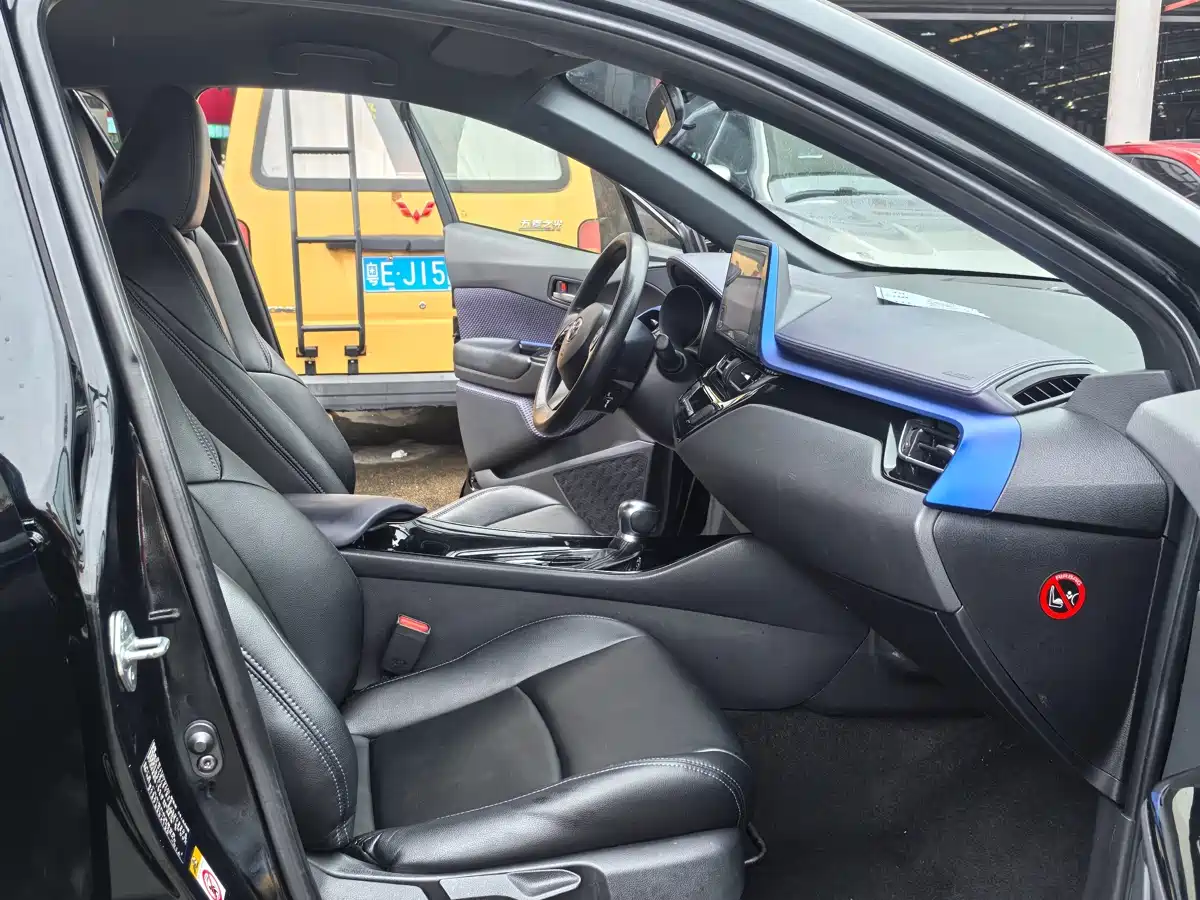 Toyota C-HR 2018 2.0L Leading Edition China V фото 7