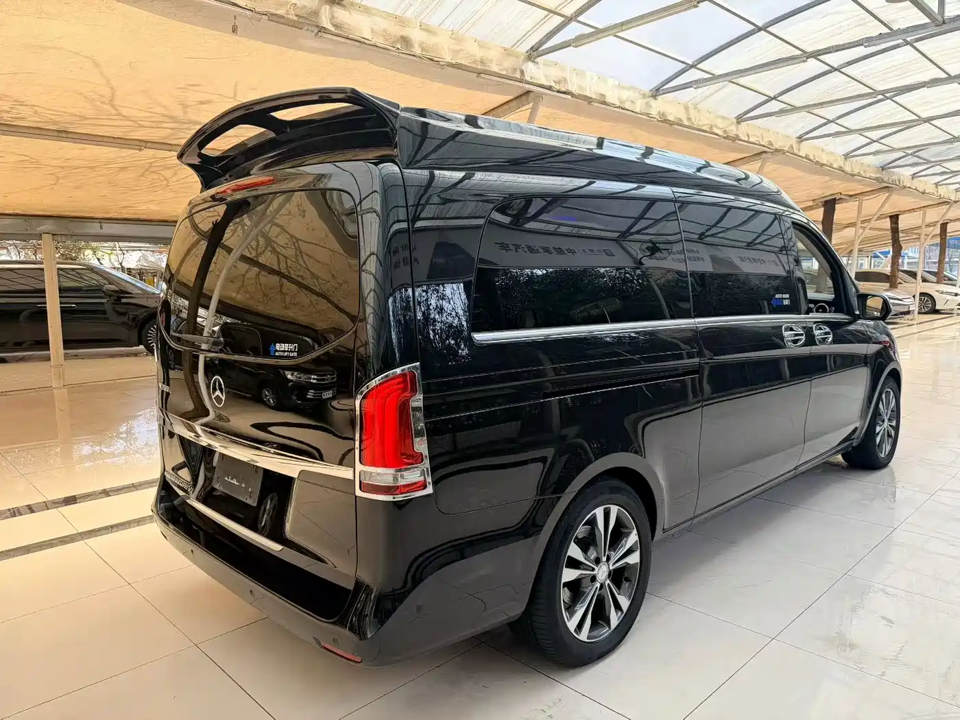 Mercedes-Benz V-Class 2017 Model V 260 L Premium Extended Edition фото 4