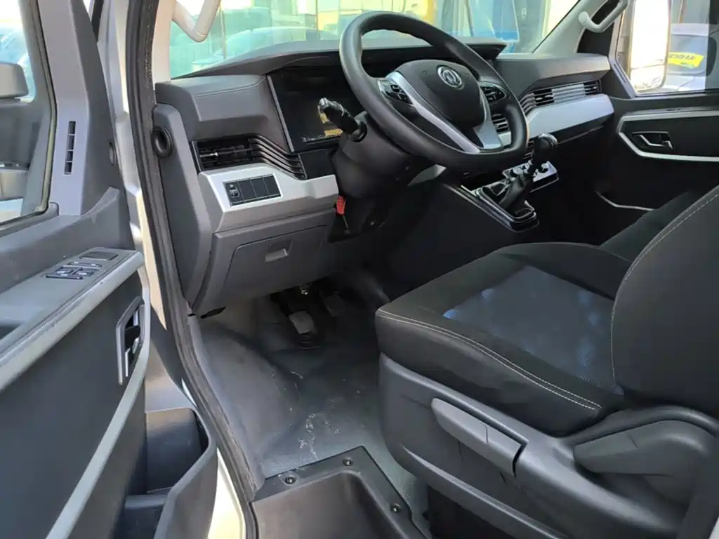 Dongfeng Yufeng Yufeng 2023 2023 V9+ 2.3T Manual FWD Van Short Wheelbase Medium Roof 3 Seater