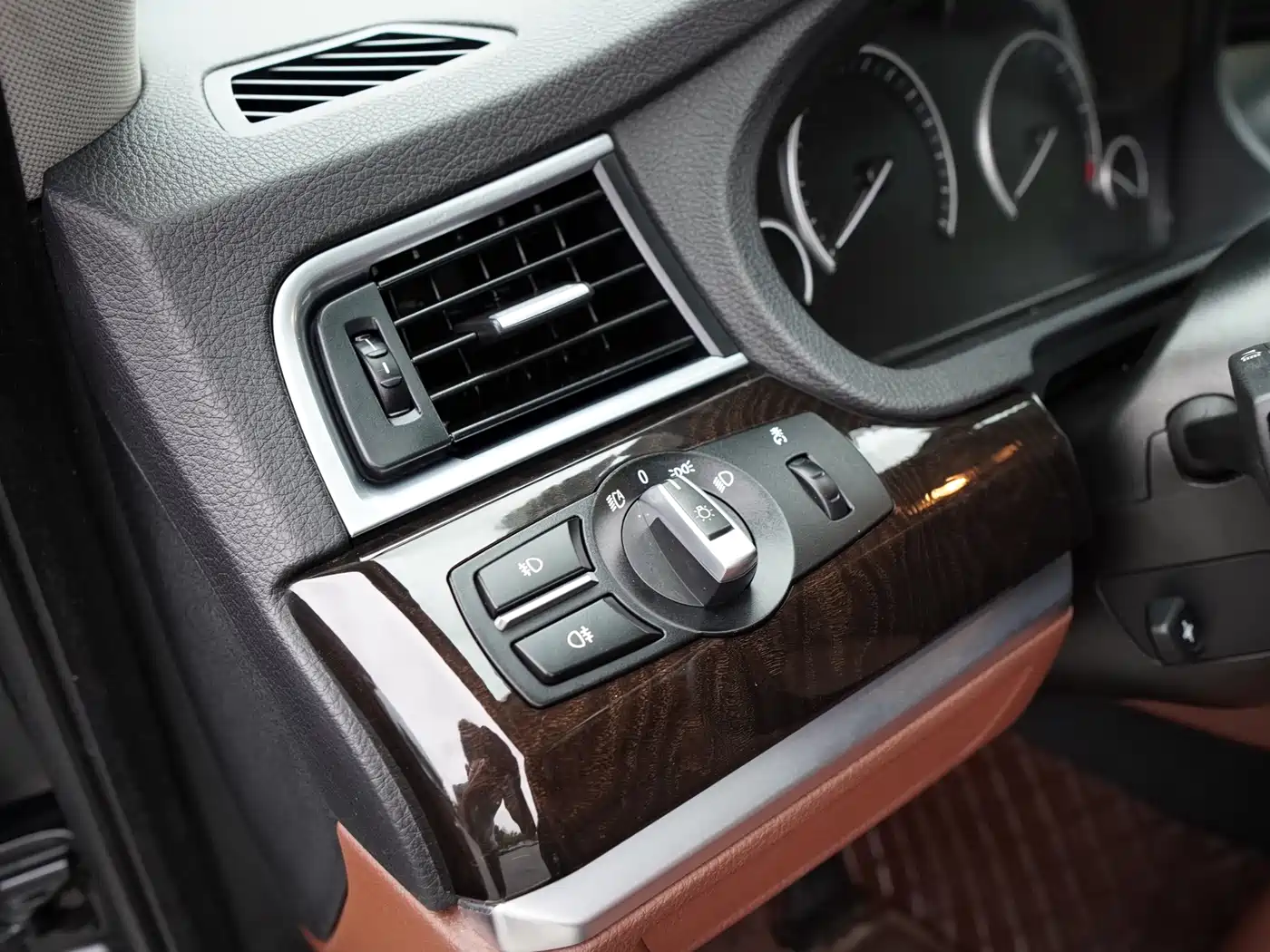 BMW 5 Series GT 2013 535i Elegance фото 22