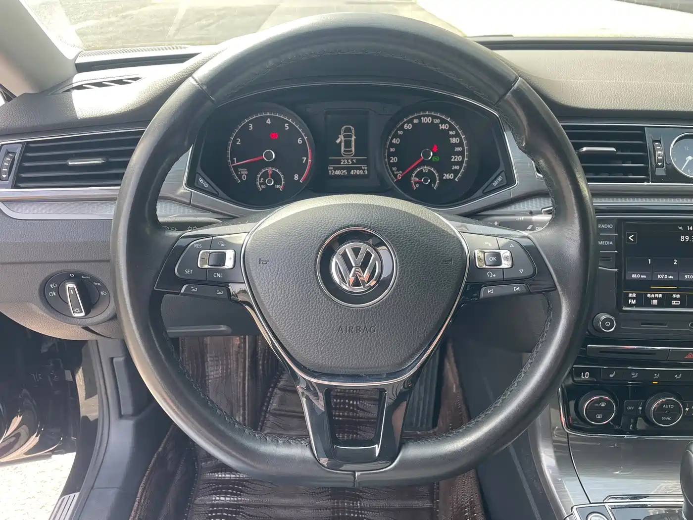 Volkswagen Passat 2017 330TSI DSG Prestige фото 9