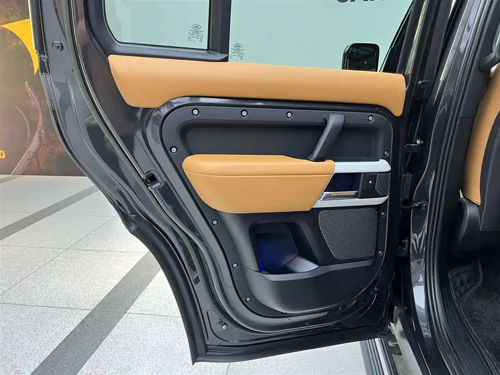 Land Rover Defender 2023 Facelift 110 3.0T P400 Dark Special Edition фото 21