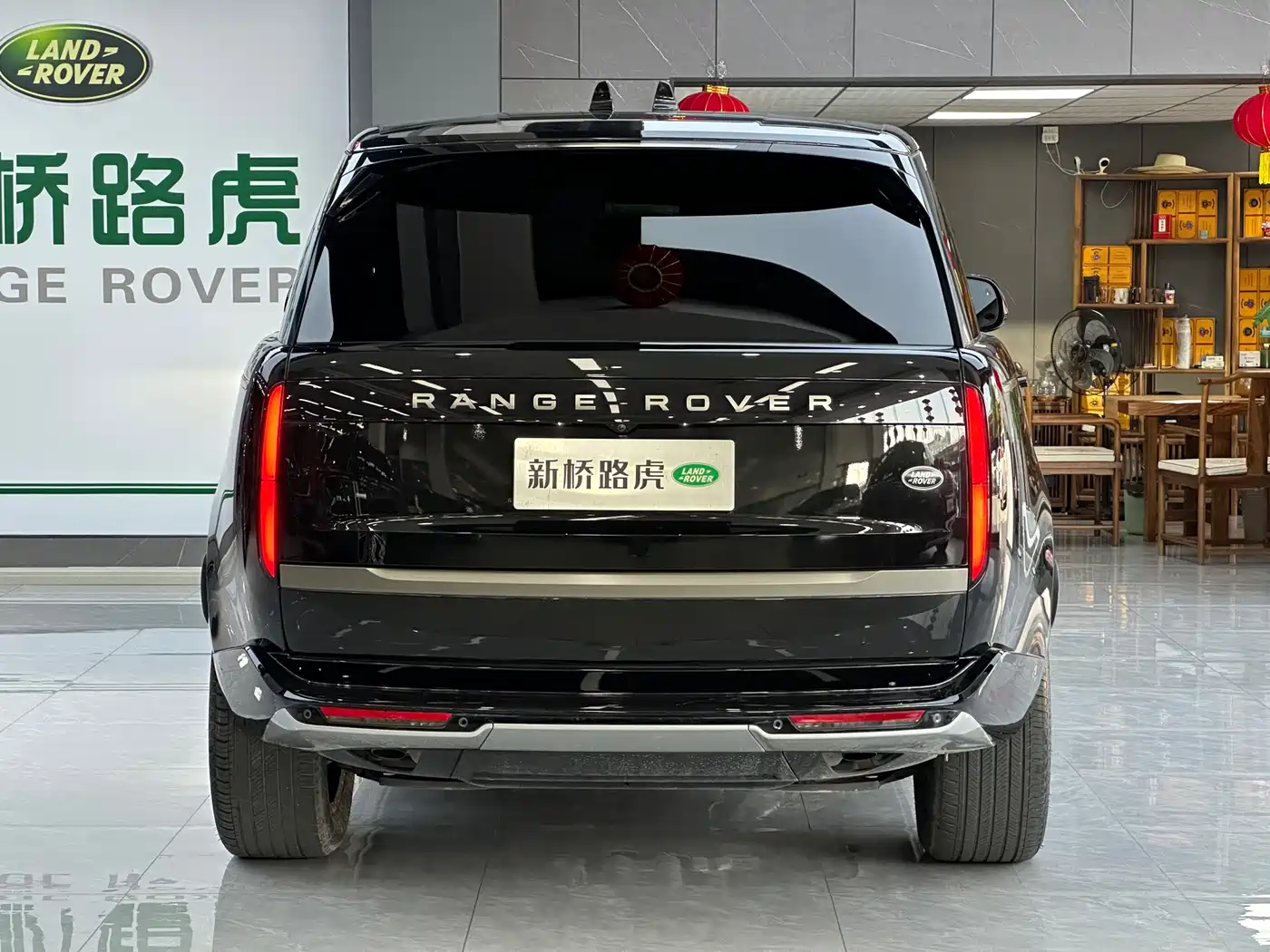 Land Rover Range Rover 2023 3.0 L6 360PS Golden Age Edition фото 15
