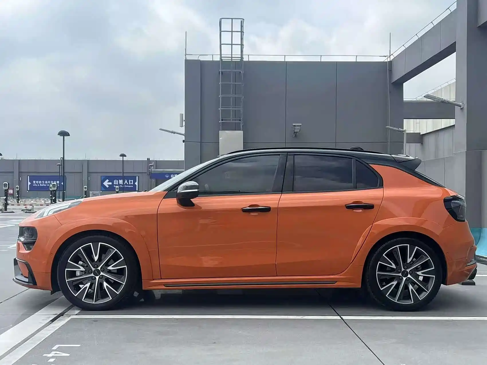 Фото 11 - Lynk & Co 02 Hatchback