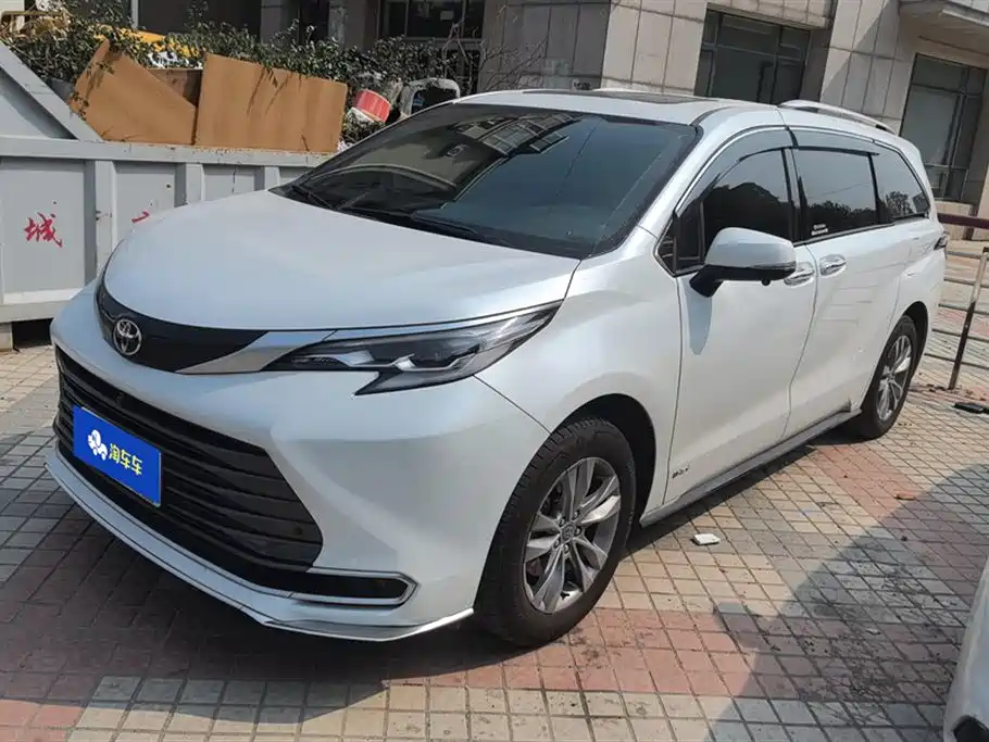 Toyota Sienna 2024 2.5L Hybrid AWD Luxury Edition