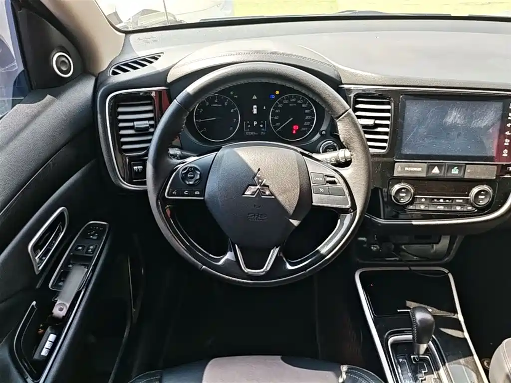 MITSUBISHI OUTLANDER