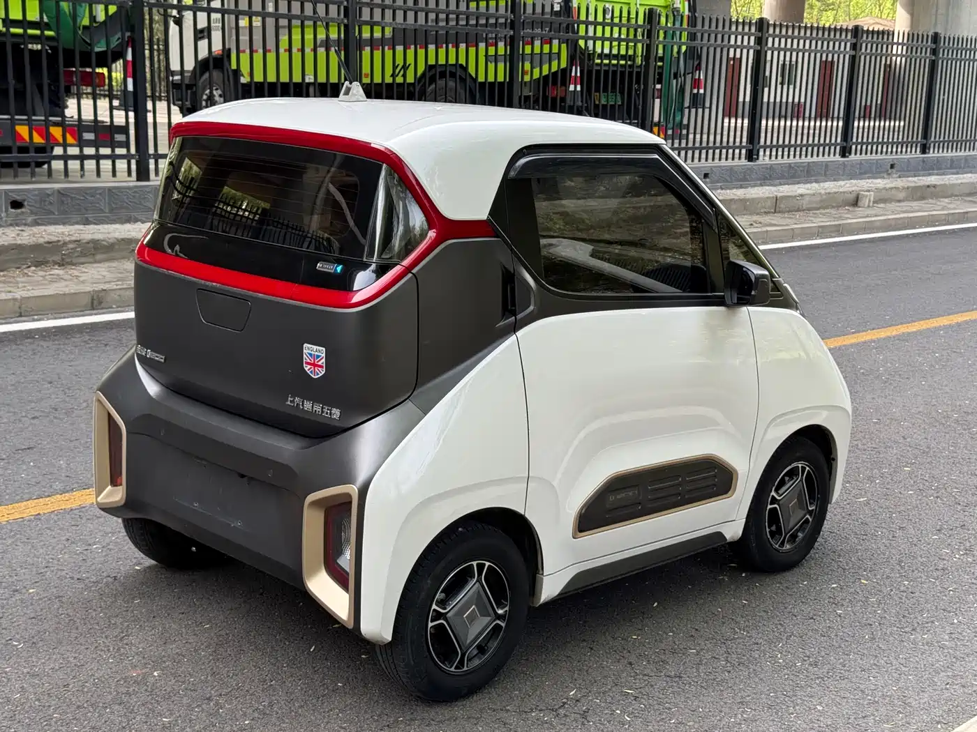 BAOJUN E200