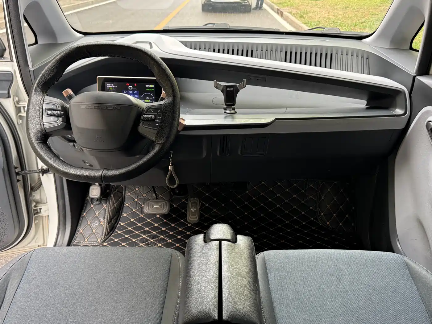 BAOJUN E200