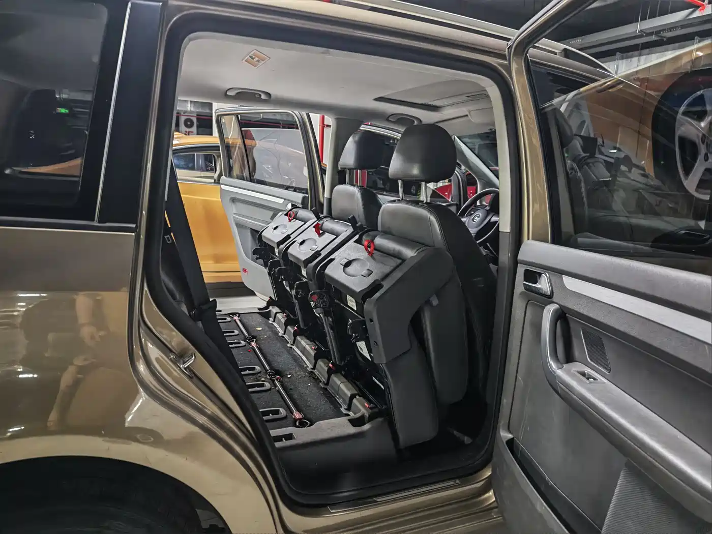 Volkswagen Touran 2015 1.4T DSG Comfort Edition 5-seater фото 8